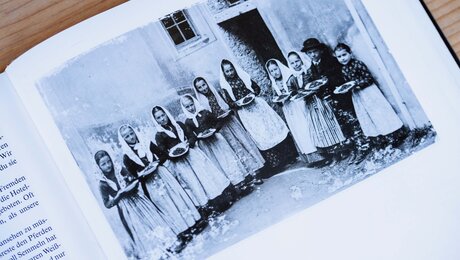 Schwarz-weiß Foto von den Erdbeerkindern aus Ladis in Tirol | © Serfaus-Fiss-Ladis Marketing GmbH | Rene Raggl