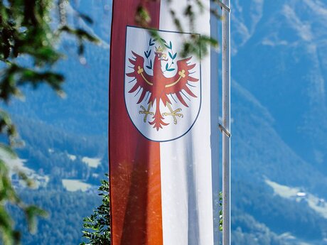 Fahne mit dem Tiroler Wappen bei der Burg Laudegg in Ladis | Burg Laudeck | Serfaus-Fiss-Ladis Tirol | © Serfaus-Fiss-Ladis Marketing GmbH | Rene Raggl