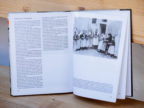 Die Zeit der Erdbeerkinder in Ladis festgehalten in einem spannenden Buch | © Serfaus-Fiss-Ladis Marketing GmbH | Rene Raggl