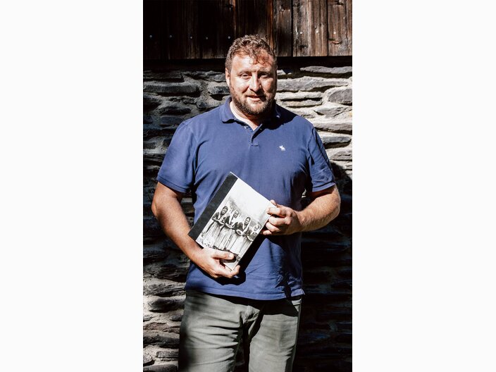 Florian Klotz - Altbürgermeister der Gemeinde Ladis - erzählt die Geschichte der Erdbeerkinder von Ladis | © Serfaus-Fiss-Ladis Marketing GmbH | Rene Raggl