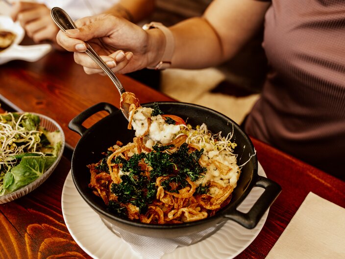 Leckeres Essen auf der Schöngampalm in Fiss | © Serfaus-Fiss-Ladis Marketing GmbH | Rene Raggl