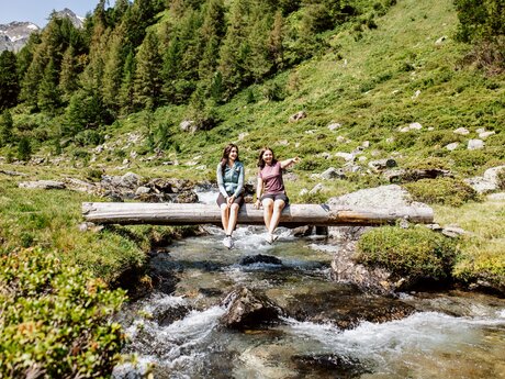 Holzbrücke über den klaren Bach nahe dem Urgsee | © Serfaus-Fiss-Ladis Marketing GmbH | Rene Raggl