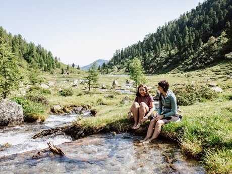 Mit den Füßen in den kalten Bergsee | © Serfaus-Fiss-Ladis Marketing GmbH | Rene Raggl