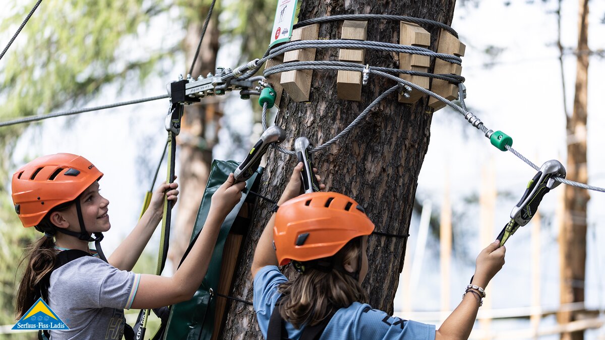 Nahaufnahme eines Klettergurts mit zwei Karabinern | © Serfaus-Fiss-Ladis Marketing GmbH | Rene Raggl