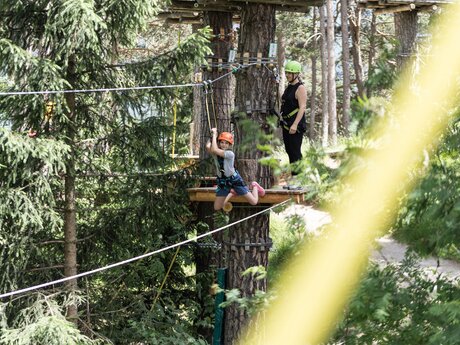 Person schwingt sich mit einer Seilrutsche (Flying Fox) über eine weite Distanz | © Serfaus-Fiss-Ladis Marketing GmbH | Rene Raggl