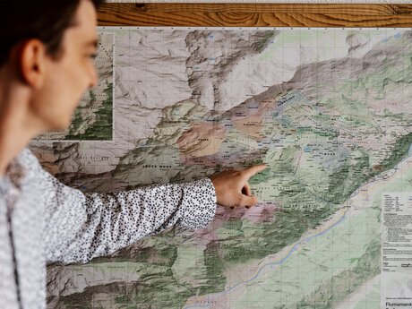  Julian Mangott bei der digitalen Umsetzung der Flurnamenkarte | © Serfaus-Fiss-Ladis Marketing GmbH | Rene Raggl