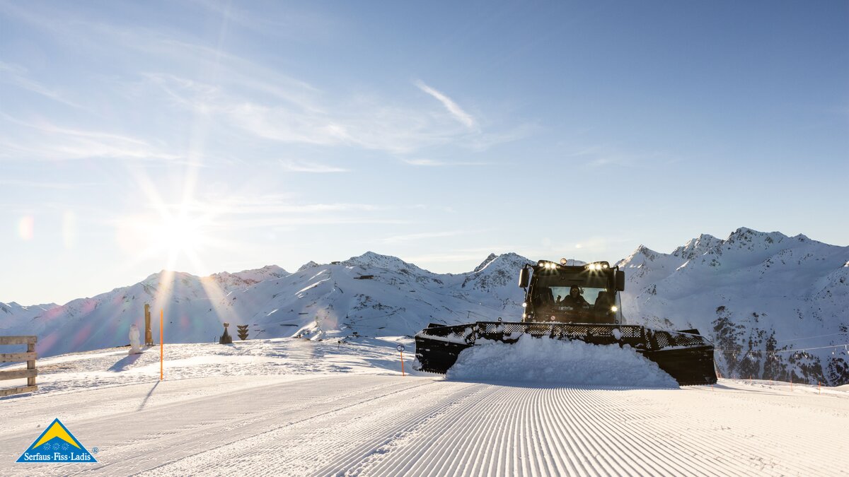 Pistenbully fährt durch den frischen Schnee | © Serfaus-Fiss-Ladis Marketing GmbH | Rene Raggl