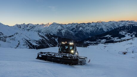 Ein Pistenbully arbeitet in den letzten Lichtstrahlen des Tages | © Serfaus-Fiss-Ladis Marketing GmbH | Rene Raggl