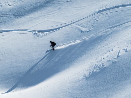 Freerider fährt durch einen endlos wirkenden Tiefschneehang | © Serfaus-Fiss-Ladis Marketing GmbH | Heli Düringer