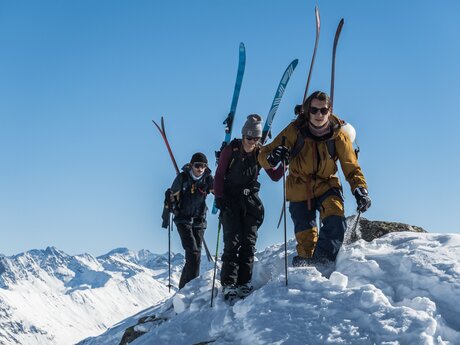 Drei Freerider tragen ihre Skier auf dem Rücken | © Serfaus-Fiss-Ladis Marketing GmbH | Heli Düringer