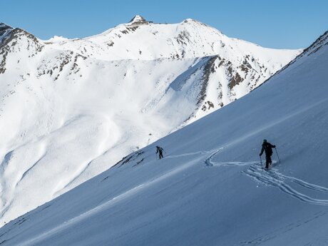 Freerider prüfen gemeinsam den Einstieg in einen steilen Hang | © Serfaus-Fiss-Ladis Marketing GmbH | Heli Düringer