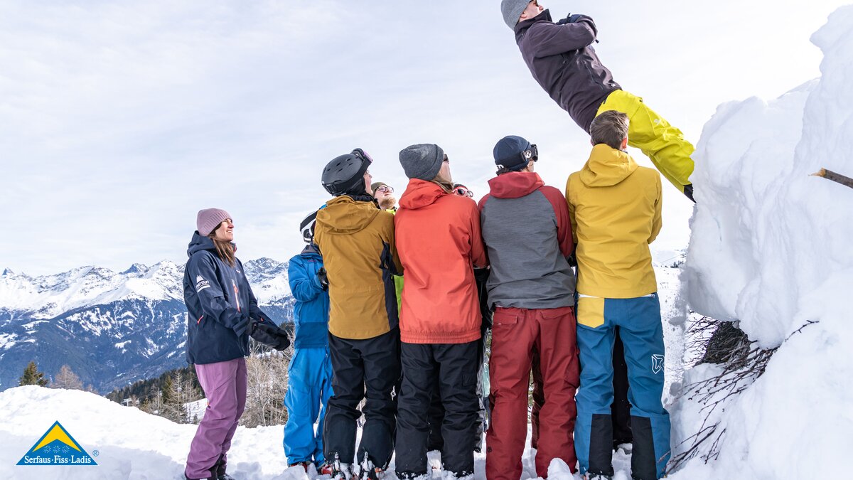 Teilnehmer lässt sich in die Arme der Andren fallen. | © Serfaus-Fiss-Ladis Marketing GmbH | Heli Düringer