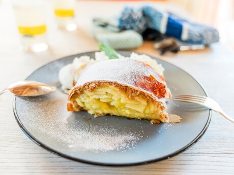 Apfelstrudel auf den sonnenverwöhnten Terrassen  | © Serfaus-Fiss-Ladis Marketing GmbH | travelita.ch