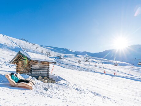Sonnentanken in den zahlreichen Wohlfühlstationen Serfaus-Fiss-Ladis | © Serfaus-Fiss-Ladis Marketing GmbH | travelita.ch