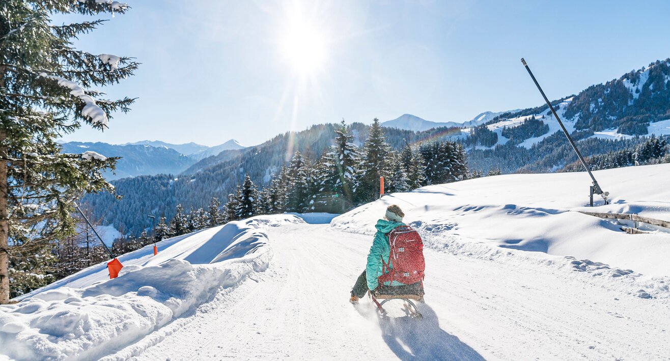 Rodeln bei strahlenden Sonnenschein | © Serfaus-Fiss-Ladis Marketing GmbH | travelita.ch