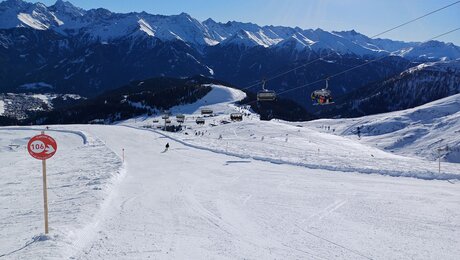 Schöne Abfahrt mit Bergpanorama in Tirol | © Serfaus-Fiss-Ladis Marketing GmbH