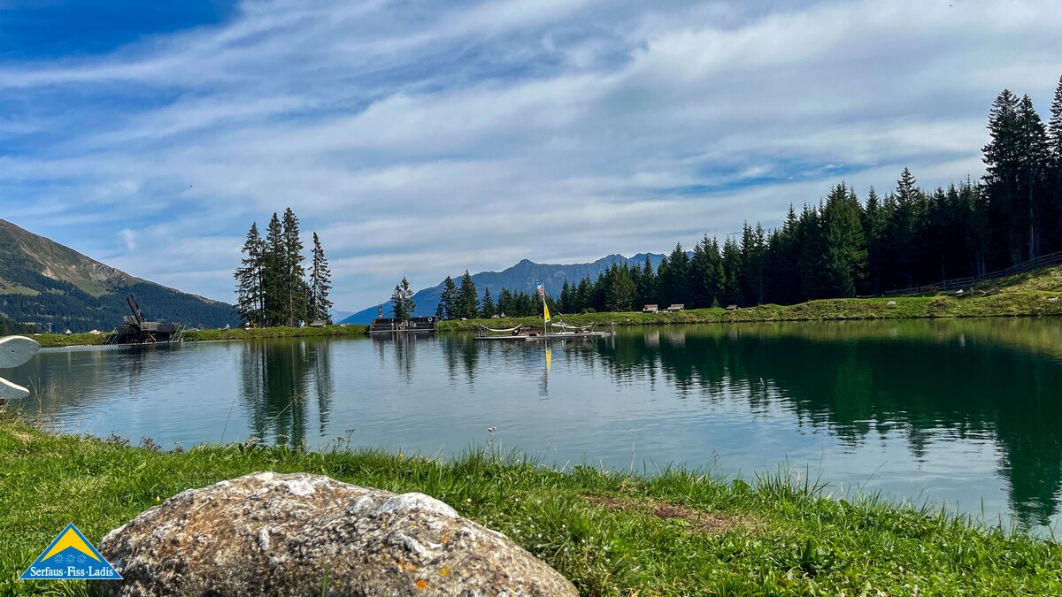 Glasklarer Bergsee mit umliegender Natur in Tirol | © Serfaus-Fiss-Ladis Marketing GmbH