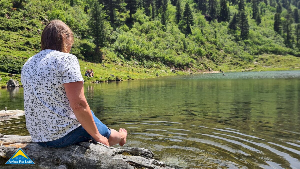 Frau kühlt Füße im Bergsee ab Wanderung Urgsee Serfaus Fiss Ladis Abkühlung im Sommer in Tirol | © Serfaus-Fiss-Ladis Marketing GmbH