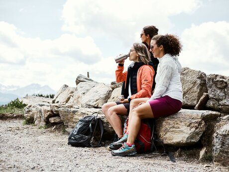 Gruppe wandert auf dem Quellenweg in Serfaus-Fiss-Ladis zum nächsten Bergrestaurant der Kulinarik-Wanderung | © Serfaus-Fiss-Ladis Marketing GmbH | Christian Waldegger