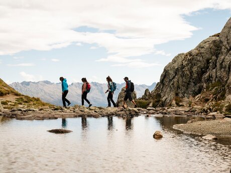 Wanderer am Ufer des Furglersees Bergsee in Serfaus Fiss Ladis in Tirol | © Serfaus-Fiss-Ladis Marketing GmbH | Syo van Vliet