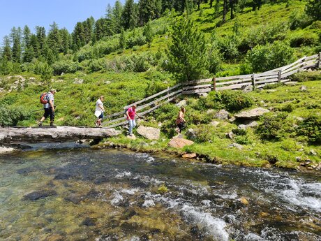 Angekommen am Urgbach in der familienfreundlichen Urlaubsregion in Serfaus-Fiss-Ladis in Tirol in Österreich | © Serfaus-Fiss-Ladis Marketing GmbH