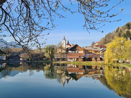 Weiher in Ladis mit Blick auf Kirche Dorf Ladis Sommer Region Serfaus-Fiss-Ladis in Tirol | © Serfaus-Fiss-Ladis Marketing GmbH