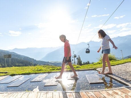 Kneippen am Berg auf der Möseralm Familienregion Serfaus-Fiss-Ladis in Tirol | © Fisser Bergbahnen GmbH | Andreas Kirschner