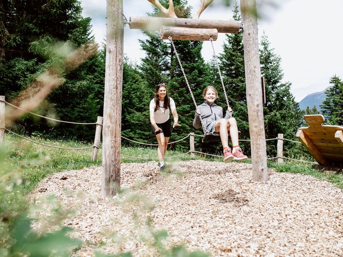 Mädchen beim Schaukeln in Tirol | © Serfaus-Fiss-Ladis Marketing GmbH | Rene Raggl