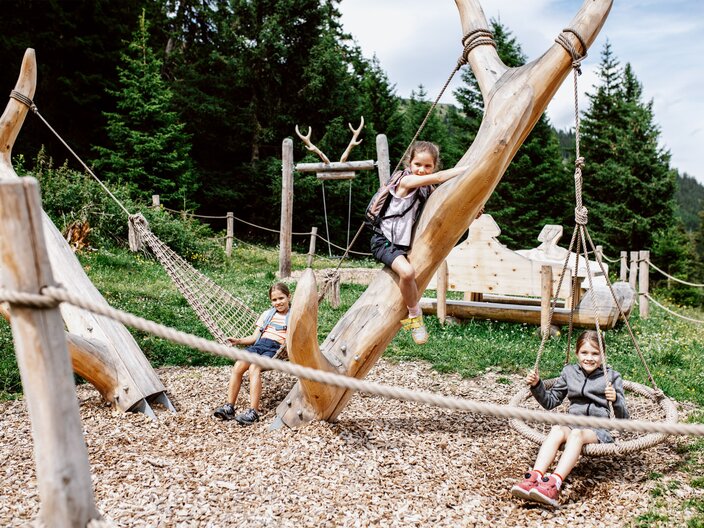 Kinder auf dem Spielplatz bei einer Station in Fiss | © Serfaus-Fiss-Ladis Marketing GmbH | Rene Raggl