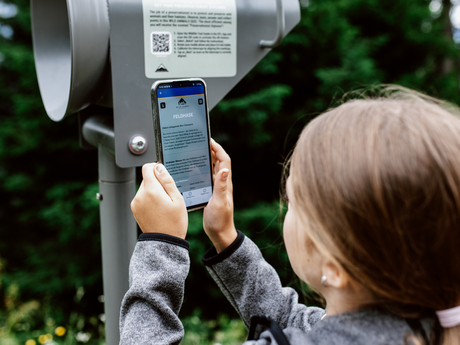 Kinder mit Handy an der AR-Station | © Serfaus-Fiss-Ladis Marketing GmbH | Rene Raggl