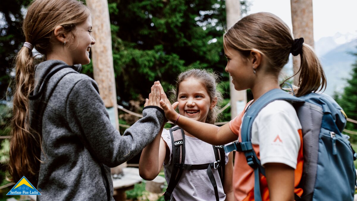 High Five am Wildtierweg in Fiss | © Serfaus-Fiss-Ladis Marketing GmbH | Rene Raggl
