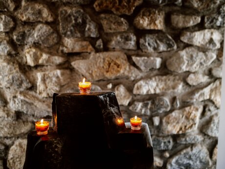 Kerzen in der Kapelle Serfaus | © Serfaus-Fiss-Ladis Marketing GmbH | Rene Raggl