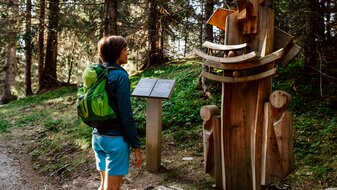 Holzfiguren am Besinnungsweg in Serfaus | © Serfaus-Fiss-Ladis Marketing GmbH | Rene Raggl