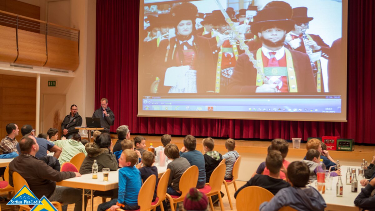 Generalversammlung für das Fisser Kinderblochziehen bei der Fasnacht in Tirol | © Andreas Kirschner