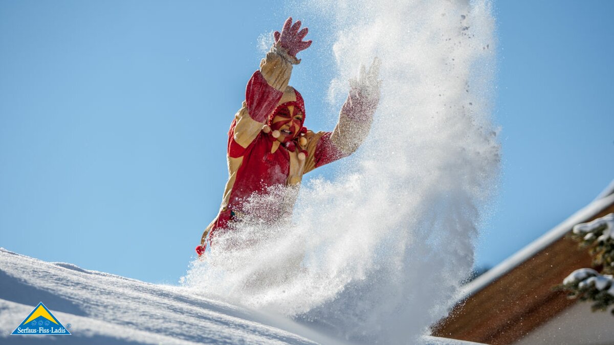 Der Bajatzl wirft Schnee auf die Besucher der Fisser Blochziehens | © Andreas Kirschner