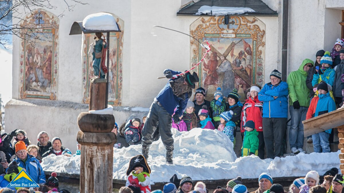 Der Furmann sorgt beim Fisser Kinderblochziehen für einen reibungslosen Ablauf | © Andreas Kirschner