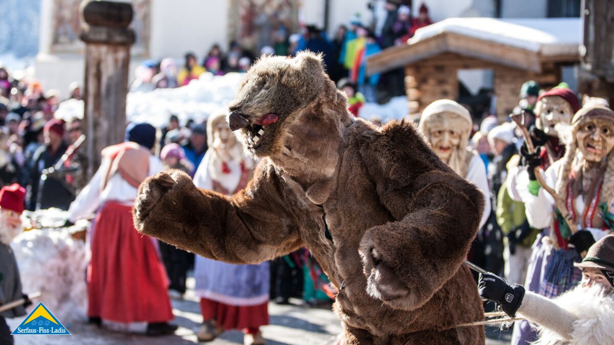 Der Bär hilft beim Ziehen des Blochs durch Fiss | © Andreas Kirschner