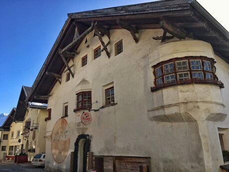 Das alte Kores Haus im Dorfzentrum von Fiss in Tirol ist mit wuchtigen Erkern verziert | © Socialweb