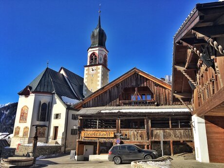 Blick auf den alten Dorfplatz in Fiss in Tirol mit der Pfarrkirche | © Socialweb