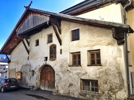 Die Original Fassade des Praxles Hof in Fiss in Tirol | © Socialweb
