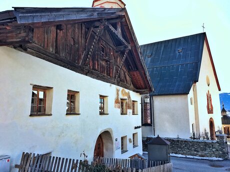 Das Krismerhaus beheimatet heute die Galerie am Kirchplatz in Fiss in Tirol | © Socialweb