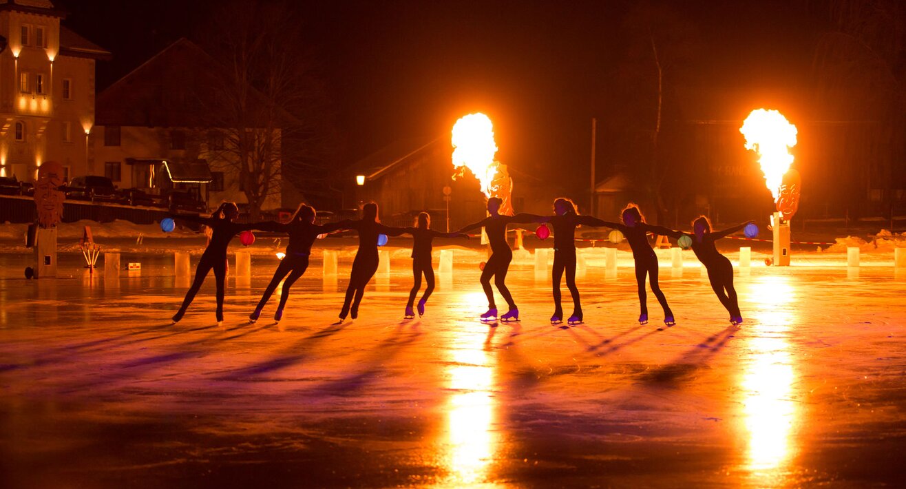 Eine Gruppe Eiskunstläuferinnen aus Tirol präsentiert ihre Show am Lader Schlossweiher | © Andreas Kirschner