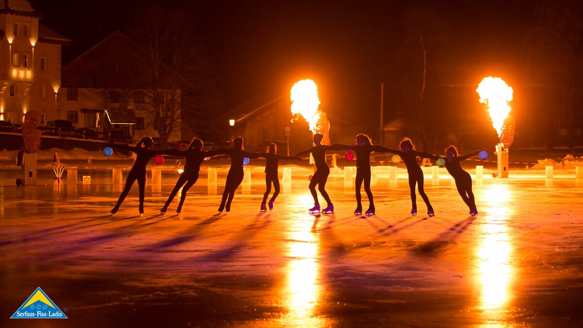 Eine Gruppe Eiskunstläuferinnen aus Tirol präsentiert ihre Show am Lader Schlossweiher | © Andreas Kirschner