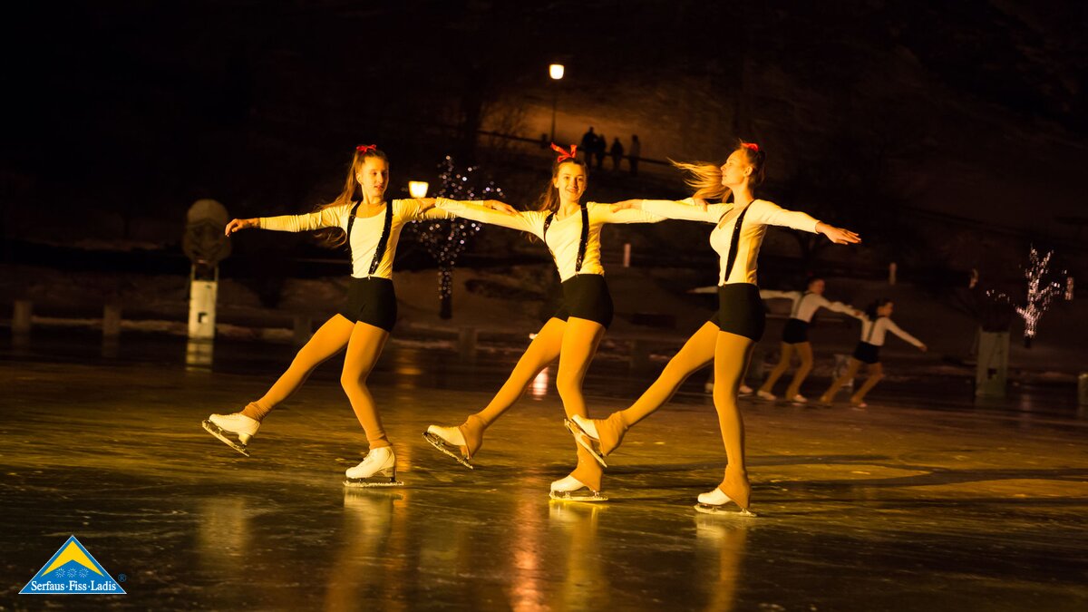 Eiskunstlaufvorführung von Tiroler Eiskunstläuferinnen am Schlossweiher in Ladis in Österreich | © Andreas Kirschner