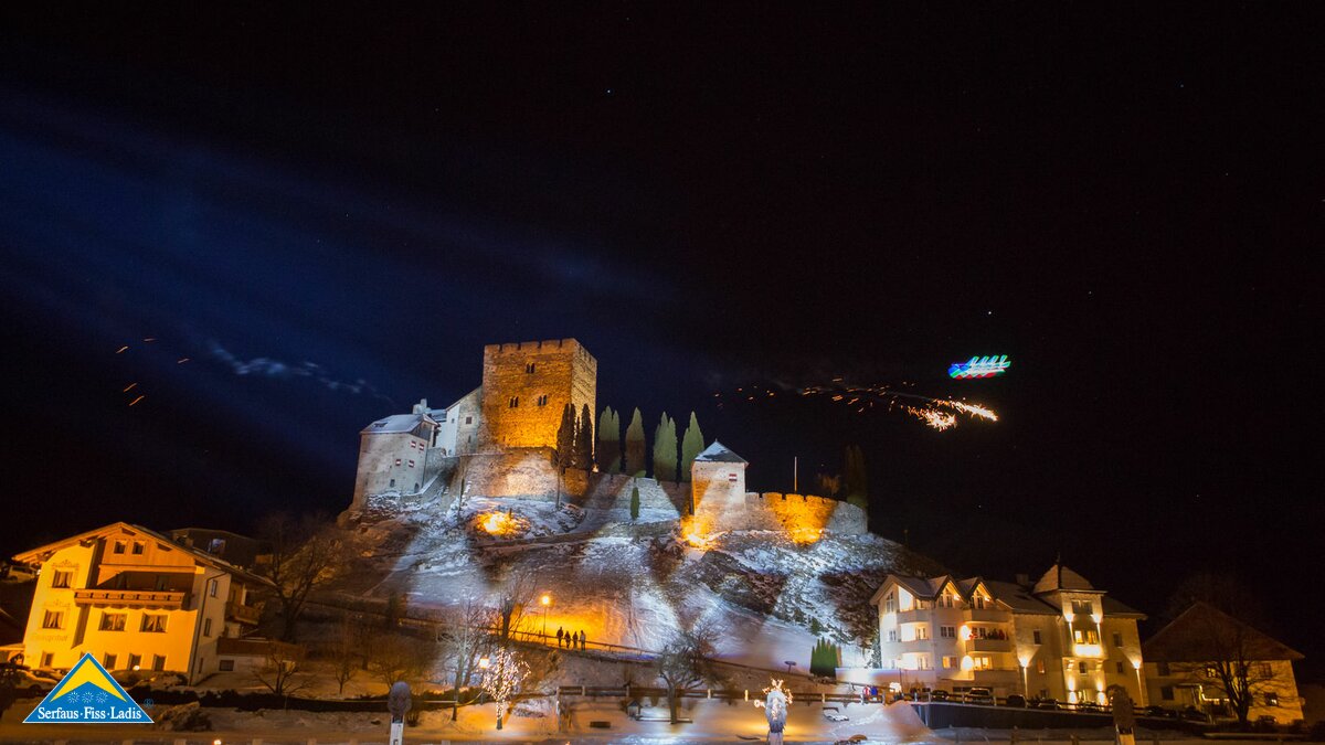 Modellhubschraubershow vor der Burg Laudeck in Ladis in Tirol | © Andreas Kirschner