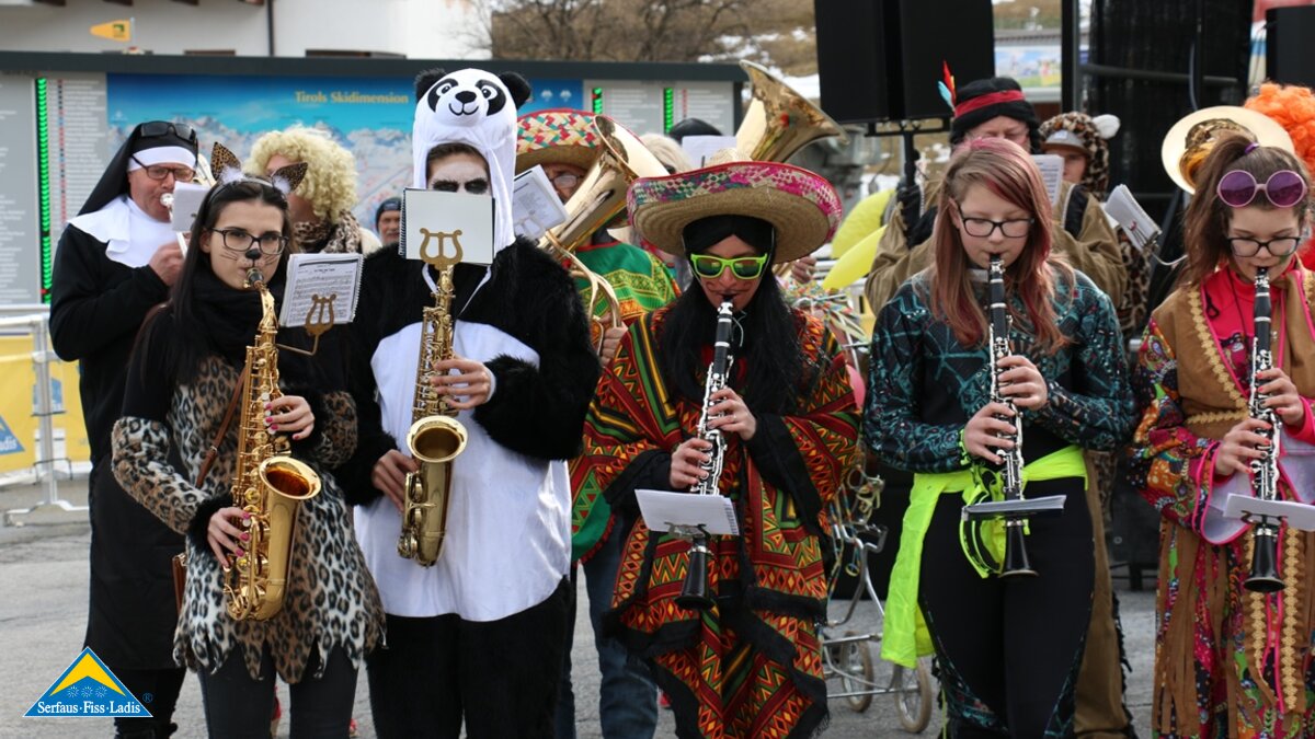 Mitglieder der Musikkapelle Ladis spielen beim Faschingsumzug in Ladis | © Gemeinde Ladis