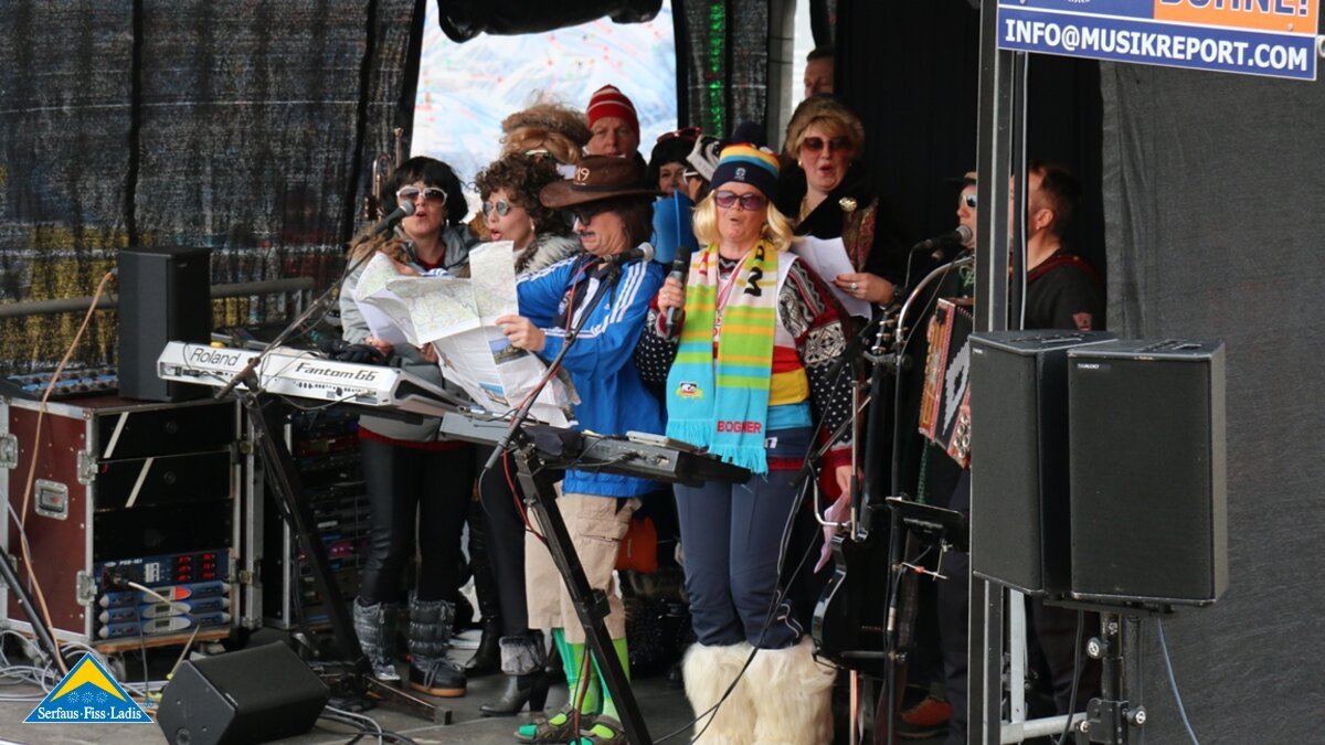 Verkleidete Laderinnen singen auf der Bühne beim Faschingsumzug während Magic Ladis | © Gemeinde Ladis