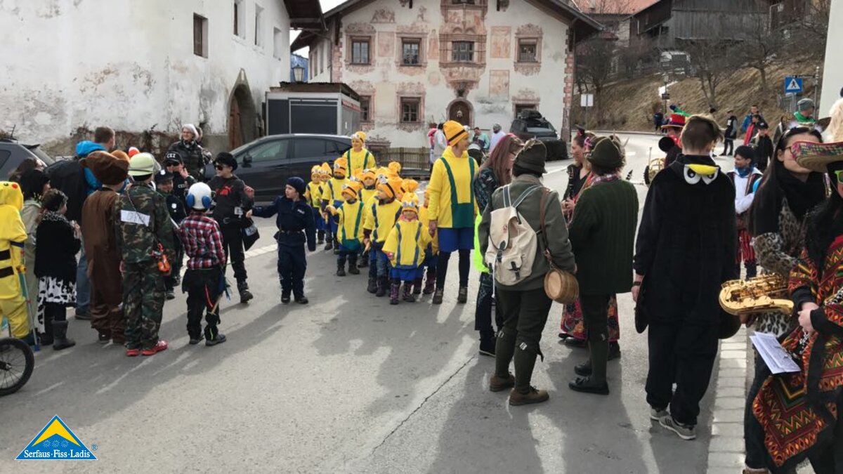 Verkleidete Erwachsene und Kinder beim Faschingsumzug in Ladis in Tirol | © Gemeinde Ladis