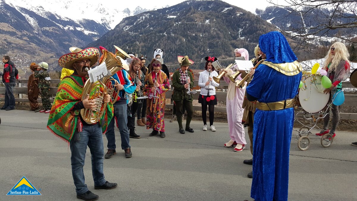 Ständchen der Musikkapelle Ladis beim Magic Ladis Faschingsumzug in Tirol | © Gemeinde Ladis