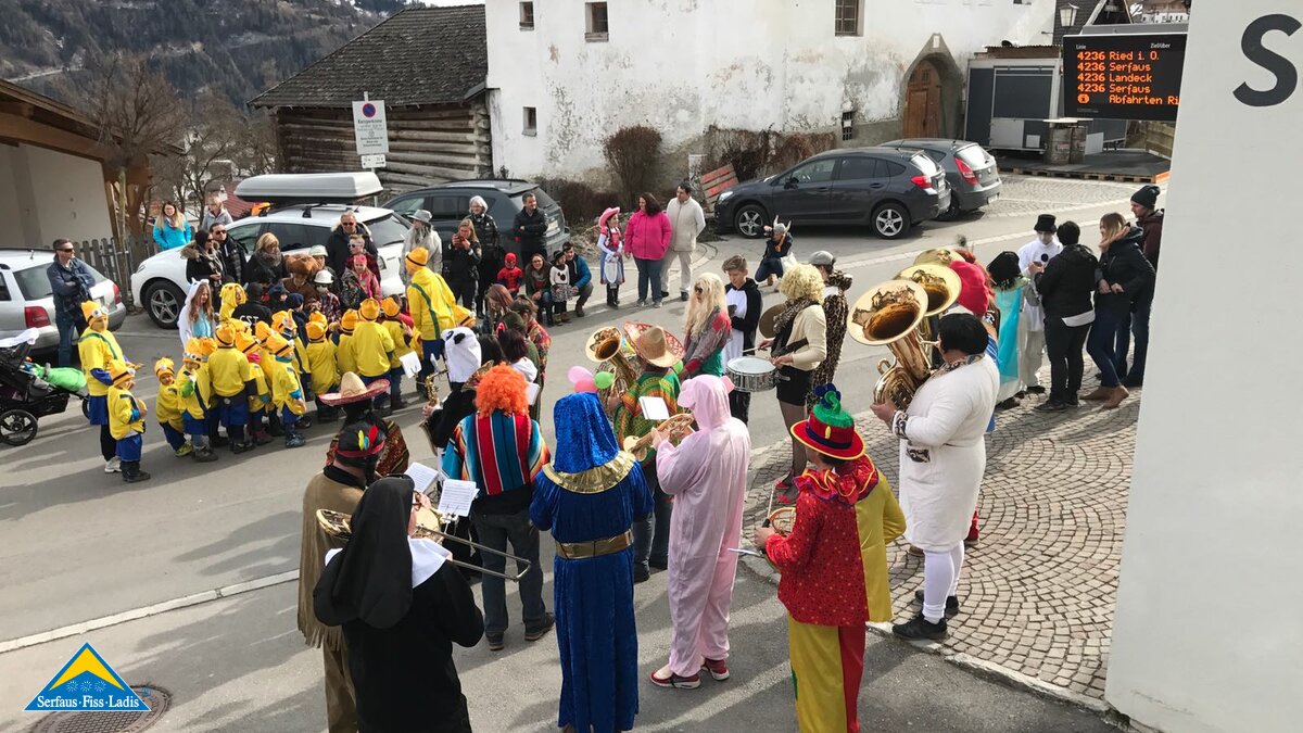 Der Faschingsumzug in Ladis in Österreich geht los. Viele Verkleidete Menschen freuen sich schon | © Gemeinde Ladis